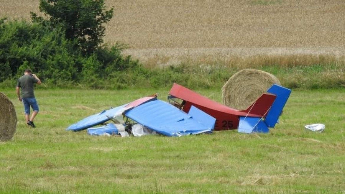 Do pole na Příbramsku havarovalo malé letadlo, pilot zemřel